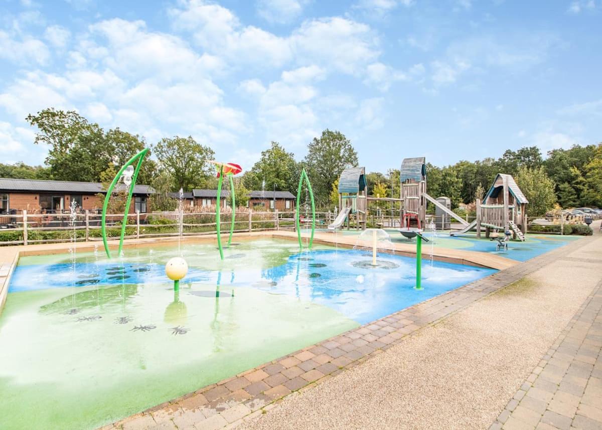 Norfolk Woods Resort And Spa Narborough  Buitenkant foto